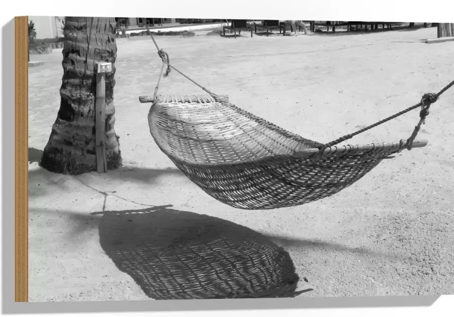 WallClassics Hout Hangmat op een Tropisch Strand Zwart Wit 60x40 cm 12 mm dik Foto op Hout (Met Ophangsysteem)