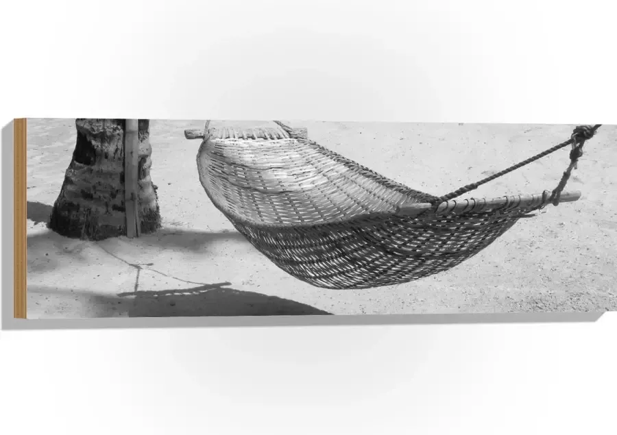 WallClassics Hout Hangmat op een Tropisch Strand Zwart Wit 90x30 cm 12 mm dik Foto op Hout (Met Ophangsysteem)