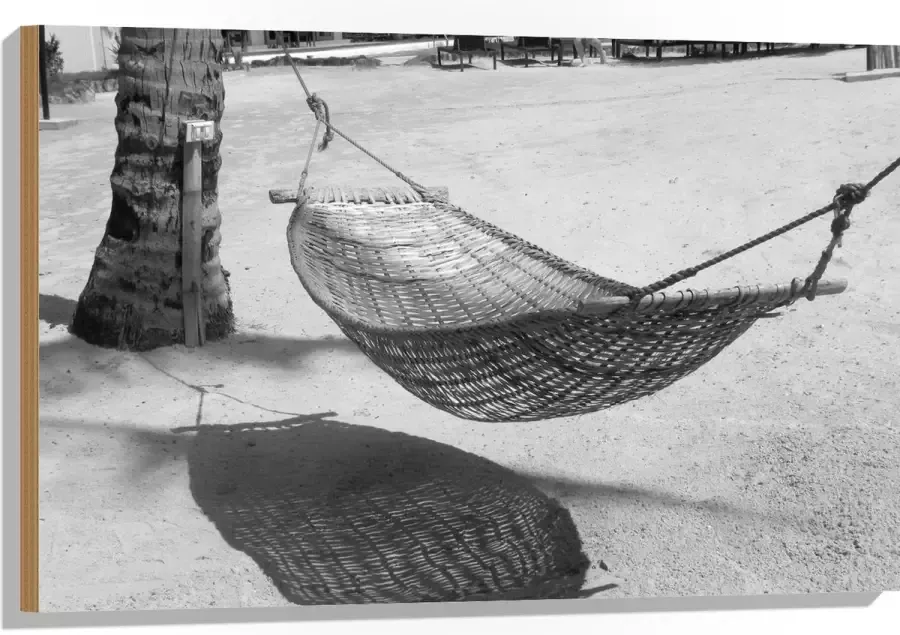 WallClassics Hout Hangmat op een Tropisch Strand Zwart Wit 90x60 cm 12 mm dik Foto op Hout (Met Ophangsysteem)