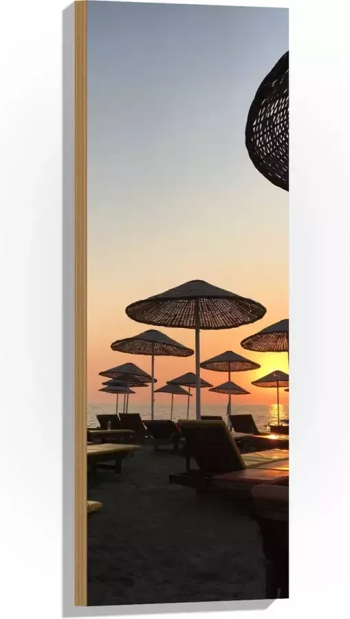 WallClassics Hout Ligbedden met Rieten Parasols aan het Strand in de Avondzon 30x90 cm 9 mm dik Foto op Hout (Met Ophangsysteem)