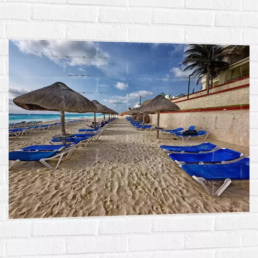 WallClassics Muursticker Blauwe Ligbedden op Strand met Rieten Parasols 100x75 cm Foto op Muursticker