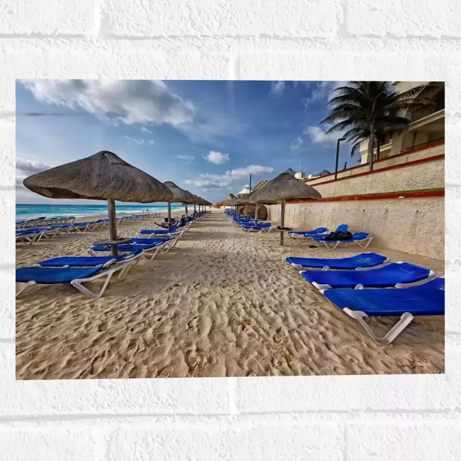 WallClassics Muursticker Blauwe Ligbedden op Strand met Rieten Parasols 40x30 cm Foto op Muursticker