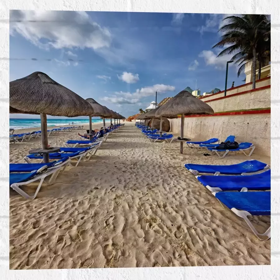 WallClassics Muursticker Blauwe Ligbedden op Strand met Rieten Parasols 50x50 cm Foto op Muursticker