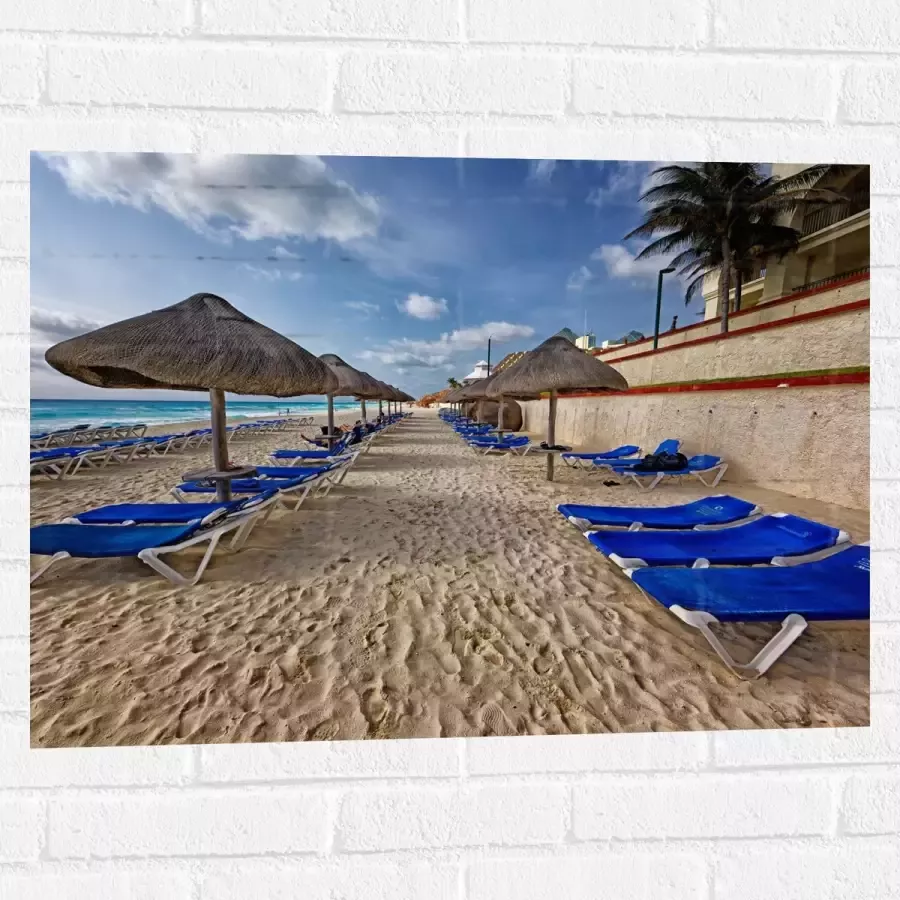 WallClassics Muursticker Blauwe Ligbedden op Strand met Rieten Parasols 80x60 cm Foto op Muursticker