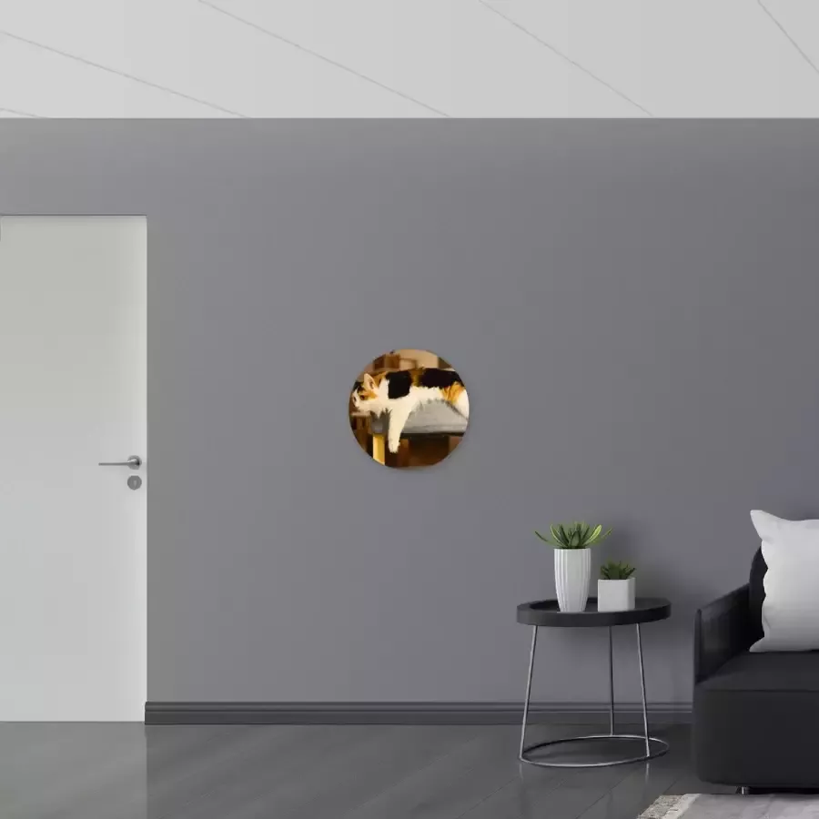 WallClassics Muursticker Cirkel Bruin Zwart Gevlekte Kat uitgestrekt over Poef 50x50 cm Foto op Muursticker