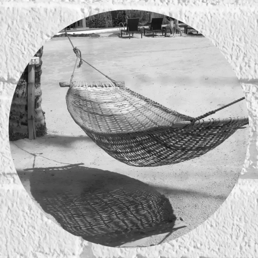 WallClassics Muursticker Cirkel Hangmat op een Tropisch Strand Zwart Wit 20x20 cm Foto op Muursticker