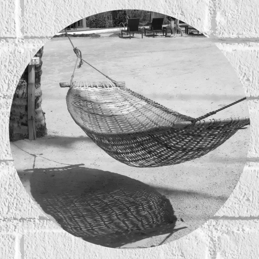 WallClassics Muursticker Cirkel Hangmat op een Tropisch Strand Zwart Wit 30x30 cm Foto op Muursticker