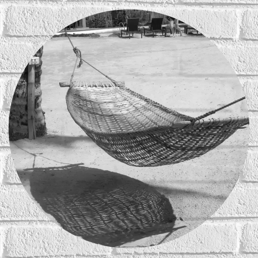 WallClassics Muursticker Cirkel Hangmat op een Tropisch Strand Zwart Wit 50x50 cm Foto op Muursticker