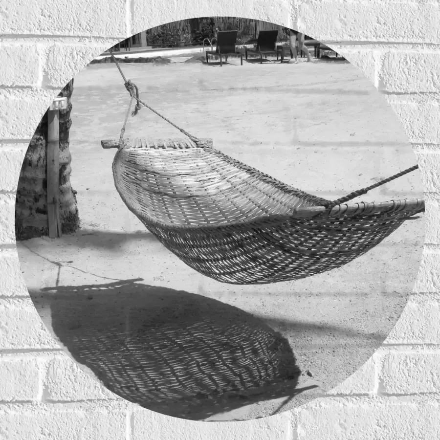WallClassics Muursticker Cirkel Hangmat op een Tropisch Strand Zwart Wit 60x60 cm Foto op Muursticker