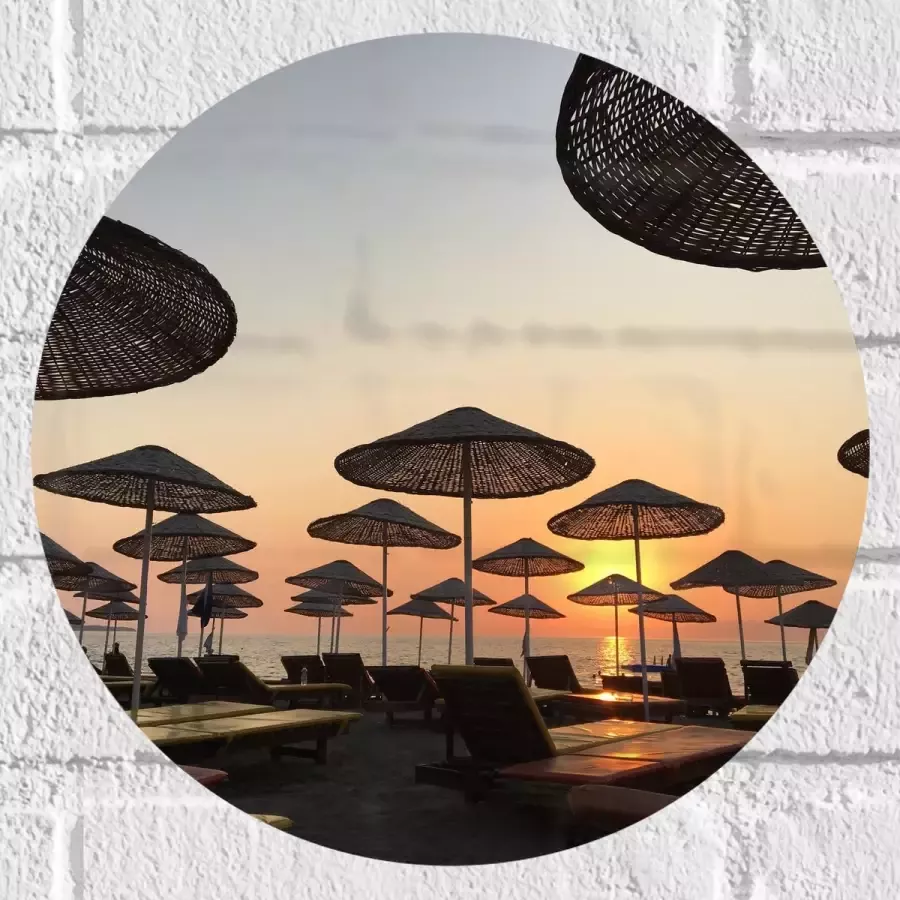 WallClassics Muursticker Cirkel Ligbedden met Rieten Parasols aan het Strand in de Avondzon 30x30 cm Foto op Muursticker