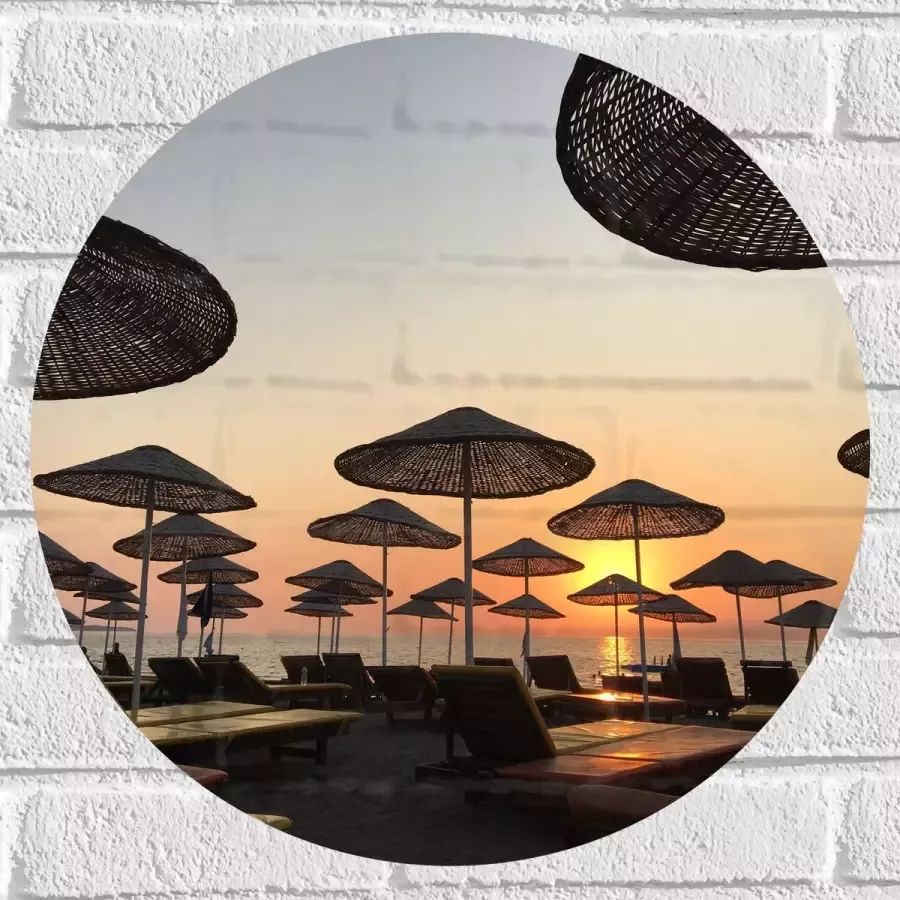 WallClassics Muursticker Cirkel Ligbedden met Rieten Parasols aan het Strand in de Avondzon 50x50 cm Foto op Muursticker