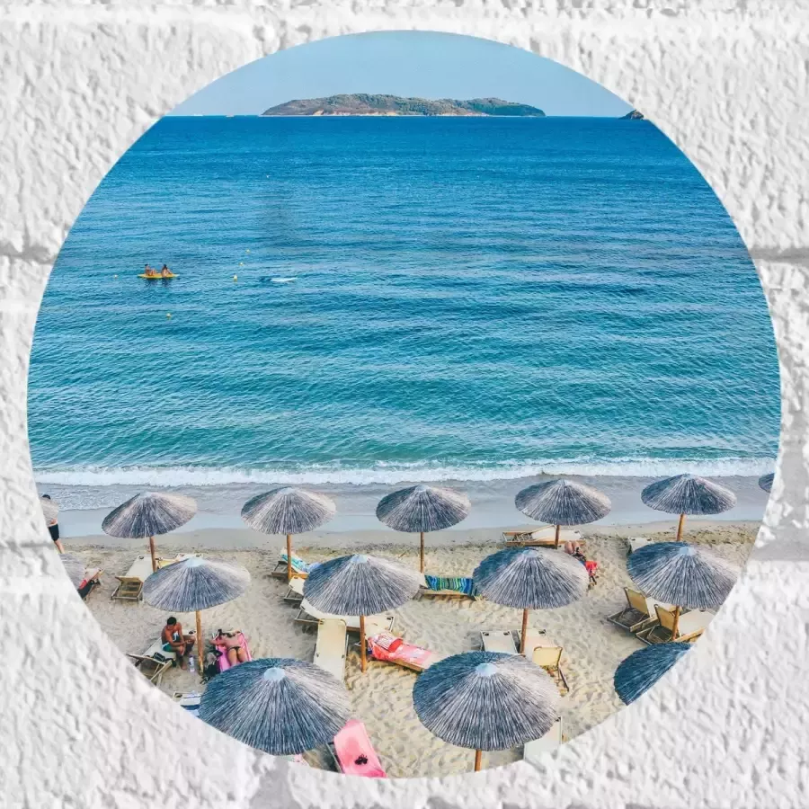 WallClassics Muursticker Cirkel Rieten Parasols met Ligbedjes op het Strand 20x20 cm Foto op Muursticker