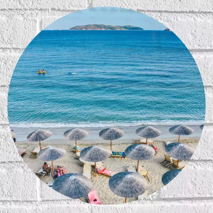 WallClassics Muursticker Cirkel Rieten Parasols met Ligbedjes op het Strand 40x40 cm Foto op Muursticker