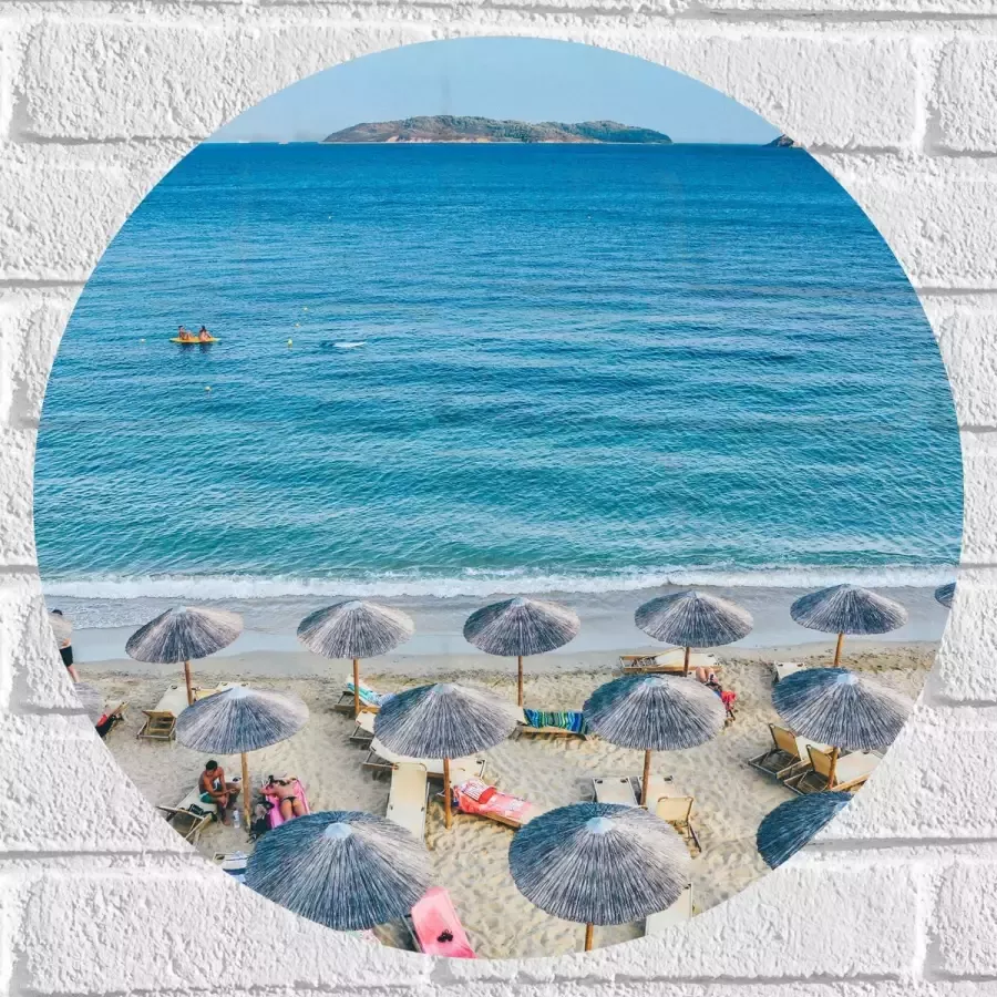 WallClassics Muursticker Cirkel Rieten Parasols met Ligbedjes op het Strand 50x50 cm Foto op Muursticker