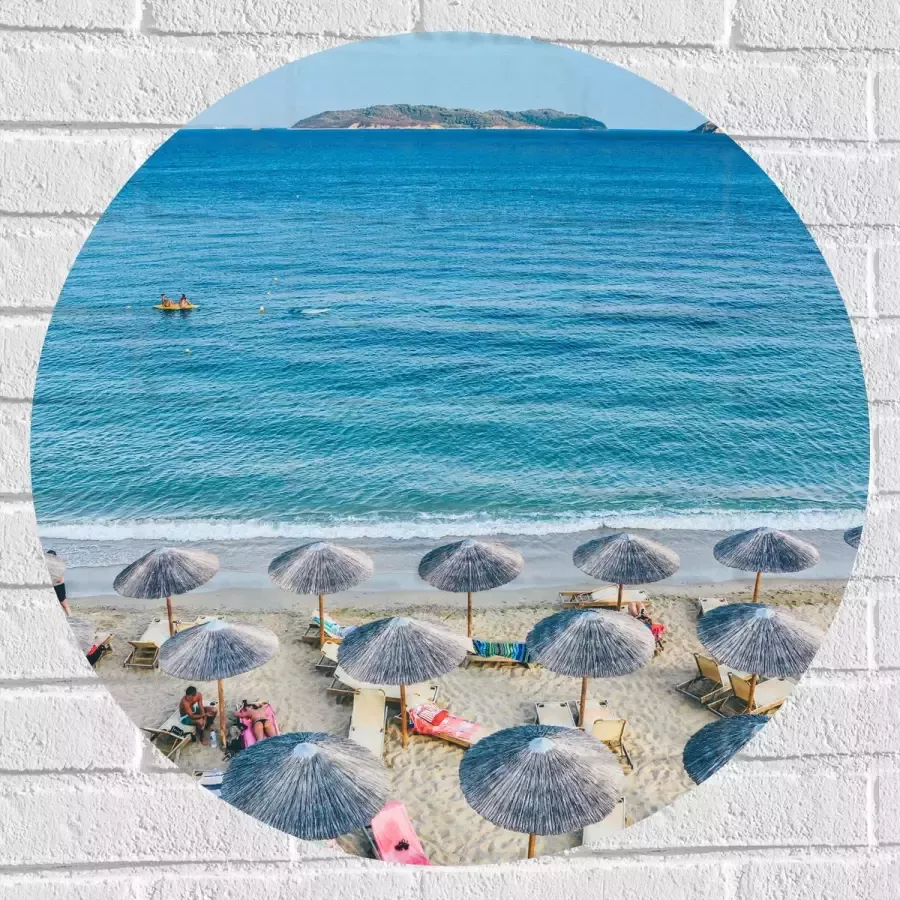 WallClassics Muursticker Cirkel Rieten Parasols met Ligbedjes op het Strand 70x70 cm Foto op Muursticker