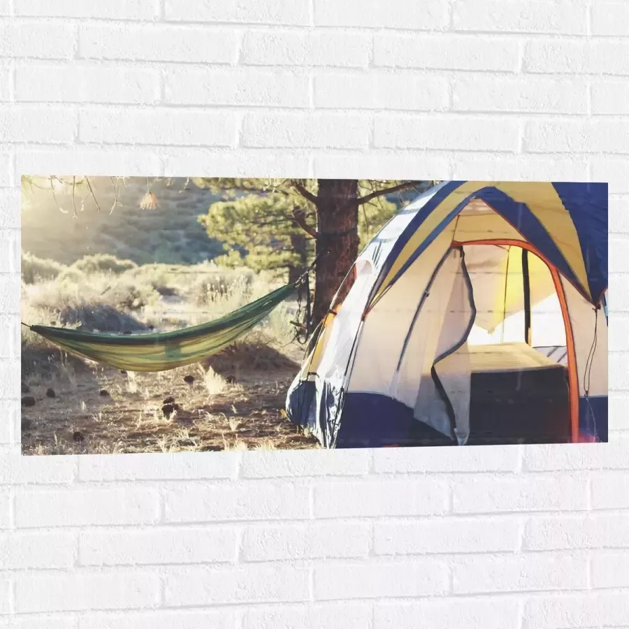 WallClassics Muursticker Hangmat bij Tent in Bos 100x50 cm Foto op Muursticker