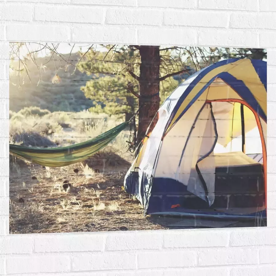 WallClassics Muursticker Hangmat bij Tent in Bos 100x75 cm Foto op Muursticker
