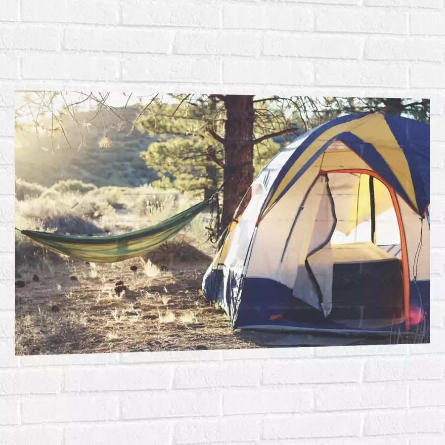 WallClassics Muursticker Hangmat bij Tent in Bos 105x70 cm Foto op Muursticker