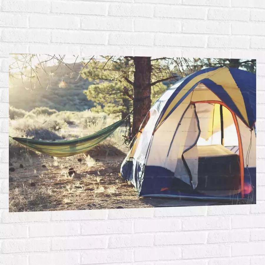 WallClassics Muursticker Hangmat bij Tent in Bos 120x80 cm Foto op Muursticker