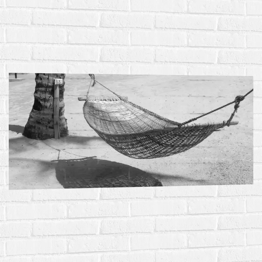 WallClassics Muursticker Hangmat op een Tropisch Strand Zwart Wit 100x50 cm Foto op Muursticker
