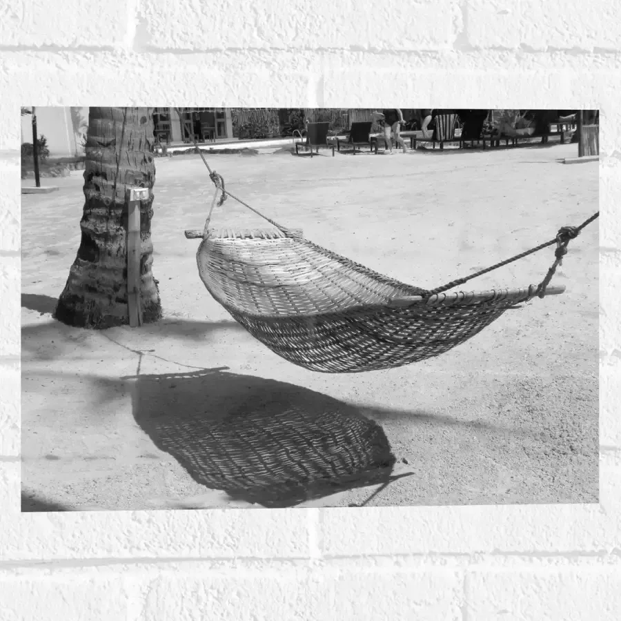 WallClassics Muursticker Hangmat op een Tropisch Strand Zwart Wit 40x30 cm Foto op Muursticker