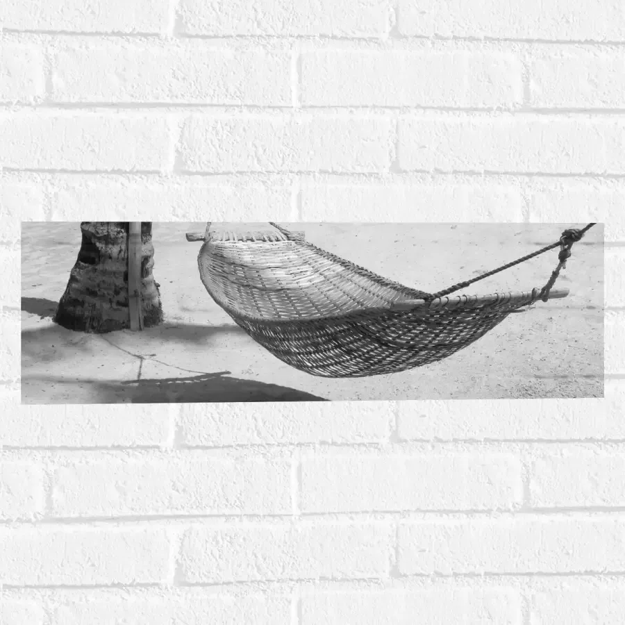 WallClassics Muursticker Hangmat op een Tropisch Strand Zwart Wit 60x20 cm Foto op Muursticker