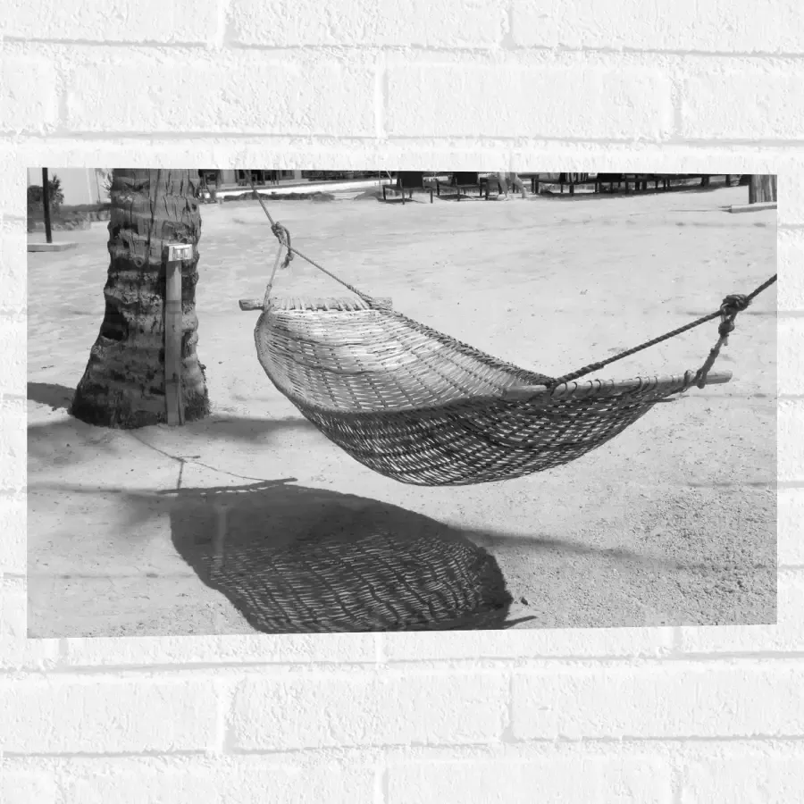 WallClassics Muursticker Hangmat op een Tropisch Strand Zwart Wit 60x40 cm Foto op Muursticker