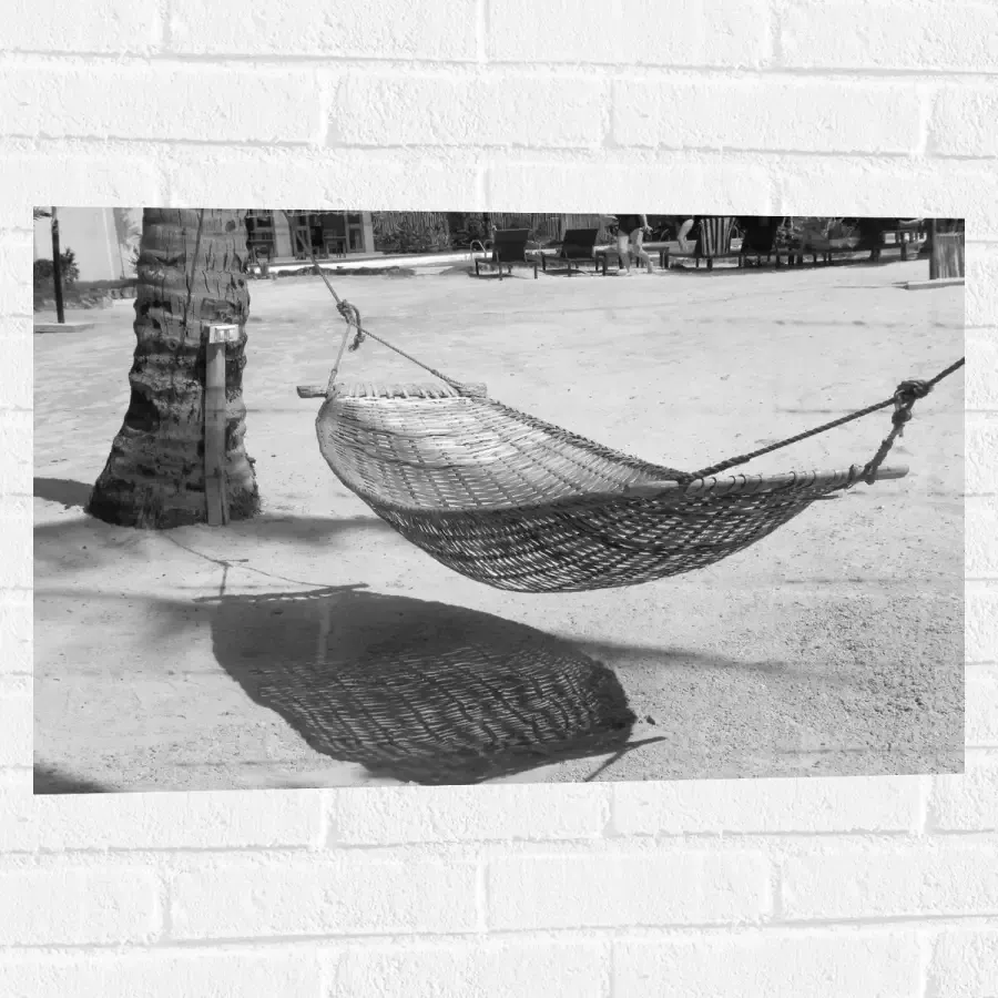 WallClassics Muursticker Hangmat op een Tropisch Strand Zwart Wit 75x50 cm Foto op Muursticker