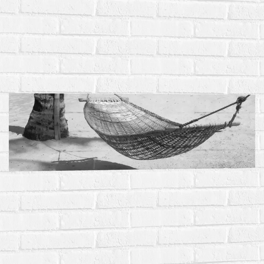 WallClassics Muursticker Hangmat op een Tropisch Strand Zwart Wit 90x30 cm Foto op Muursticker