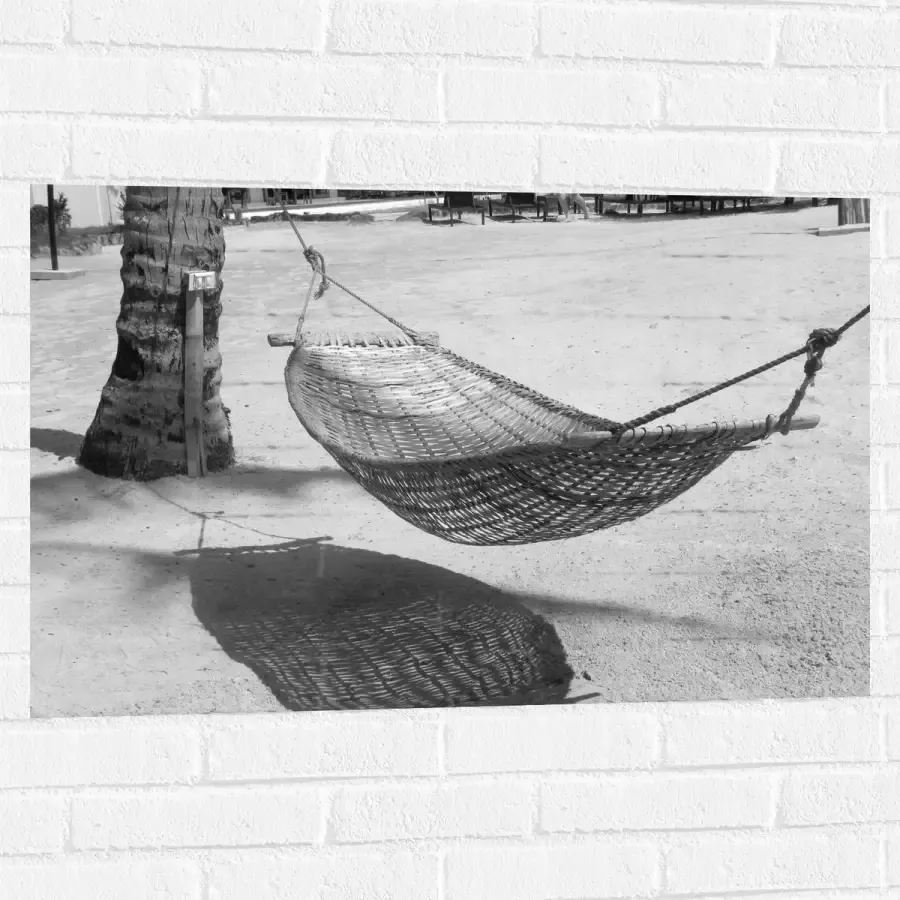 WallClassics Muursticker Hangmat op een Tropisch Strand Zwart Wit 90x60 cm Foto op Muursticker