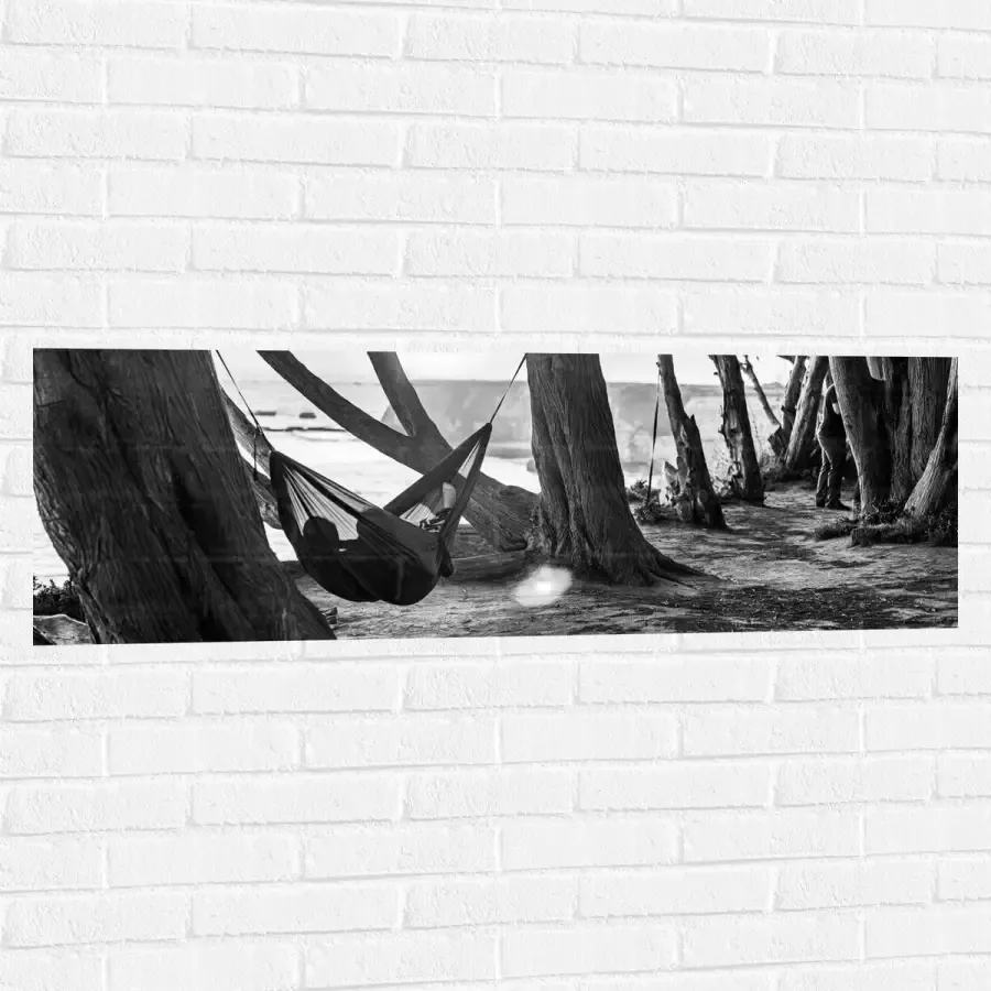 WallClassics Muursticker Hangmat tussen de Bomen Zwart Wit 120x40 cm Foto op Muursticker