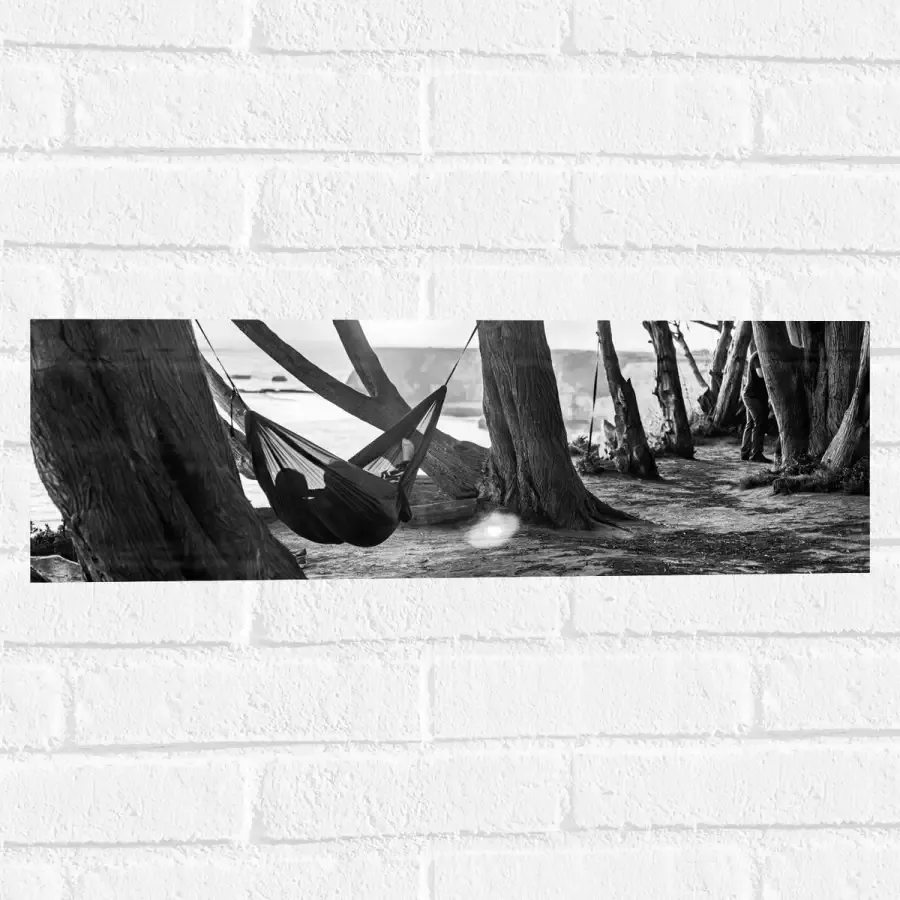 WallClassics Muursticker Hangmat tussen de Bomen Zwart Wit 60x20 cm Foto op Muursticker