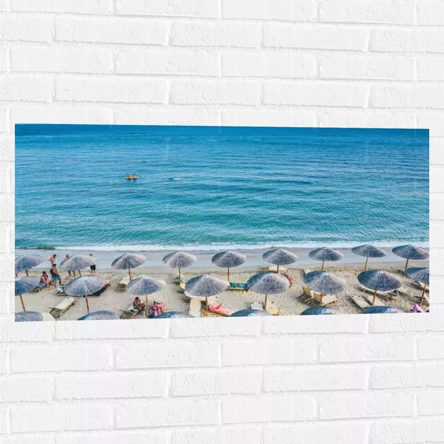 WallClassics Muursticker Rieten Parasols met Ligbedjes op het Strand 100x50 cm Foto op Muursticker