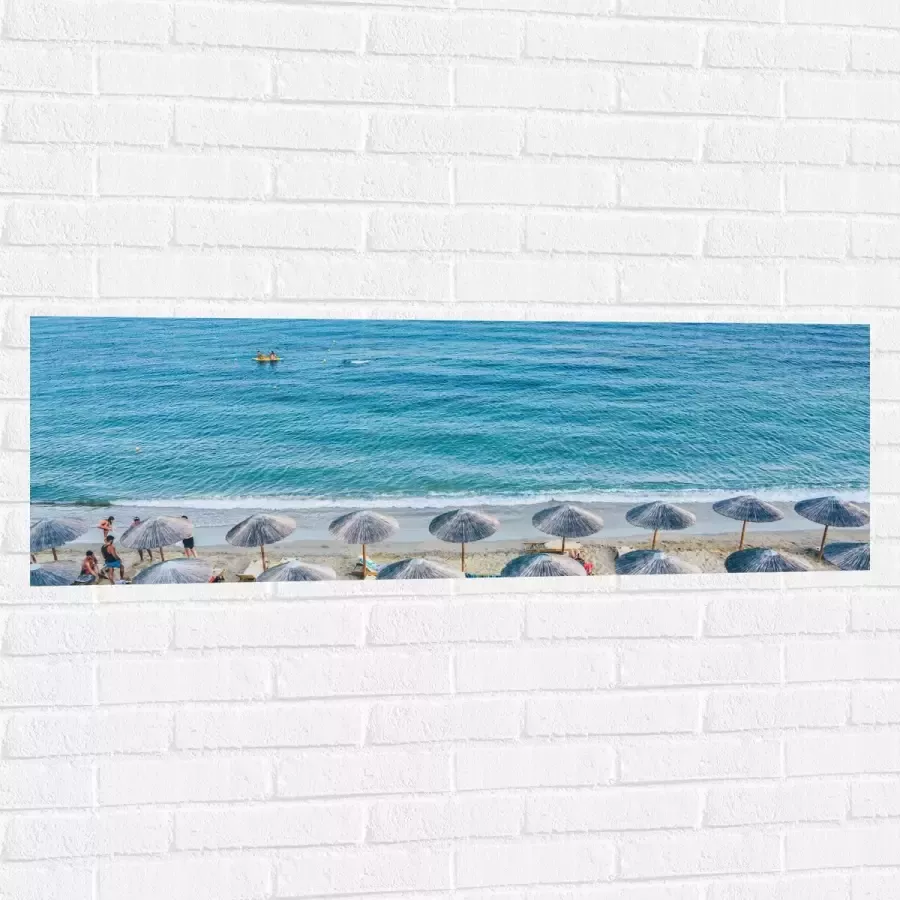 WallClassics Muursticker Rieten Parasols met Ligbedjes op het Strand 120x40 cm Foto op Muursticker