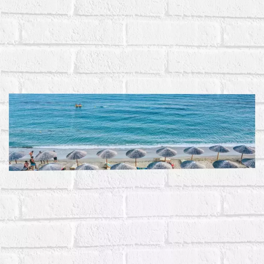 WallClassics Muursticker Rieten Parasols met Ligbedjes op het Strand 60x20 cm Foto op Muursticker