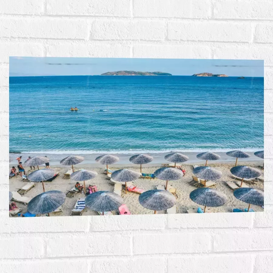 WallClassics Muursticker Rieten Parasols met Ligbedjes op het Strand 75x50 cm Foto op Muursticker