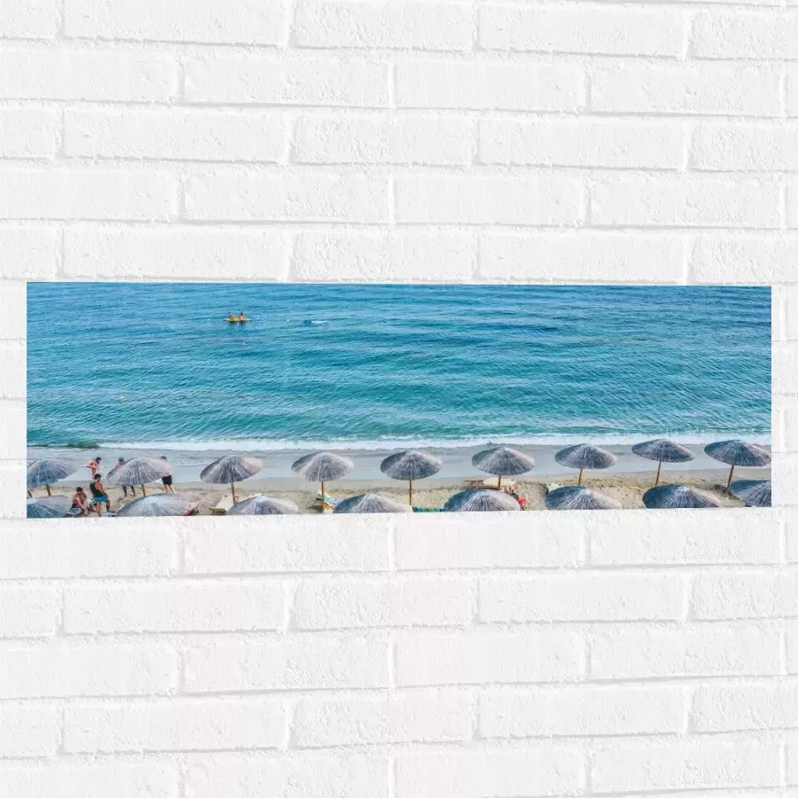 WallClassics Muursticker Rieten Parasols met Ligbedjes op het Strand 90x30 cm Foto op Muursticker