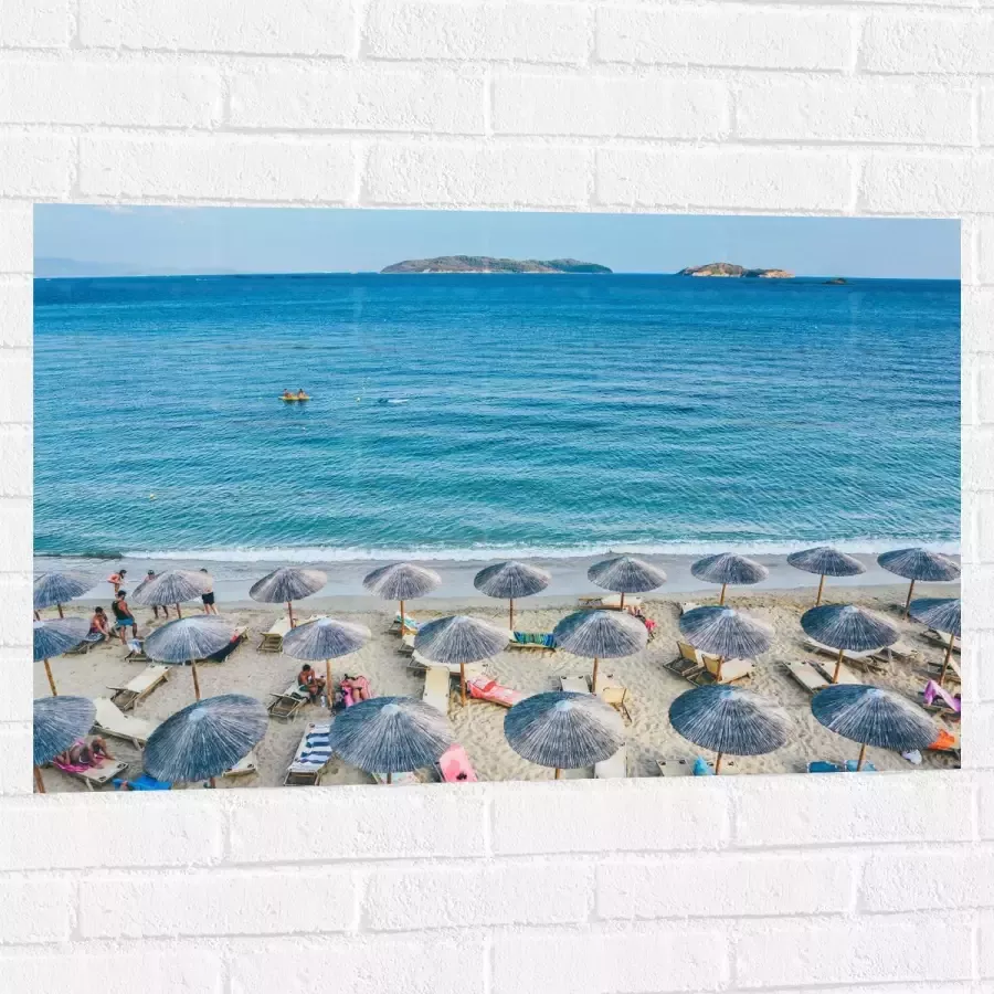 WallClassics Muursticker Rieten Parasols met Ligbedjes op het Strand 90x60 cm Foto op Muursticker