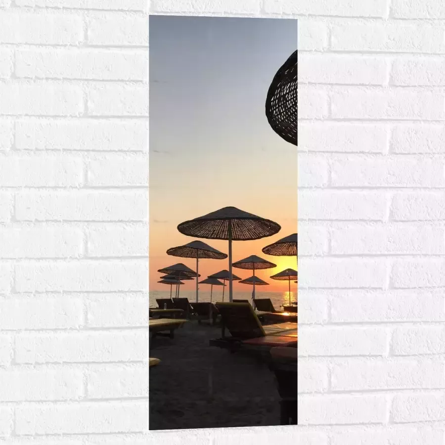 WallClassics Muursticker Strand met Ligbedden en Rieten Parasols 30x90 cm Foto op Muursticker