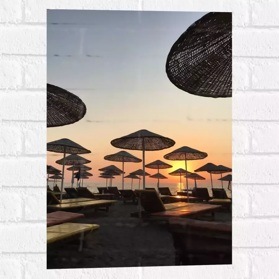 WallClassics Muursticker Strand met Ligbedden en Rieten Parasols 40x60 cm Foto op Muursticker