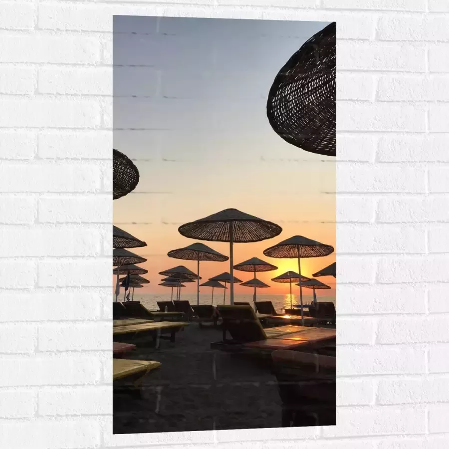 WallClassics Muursticker Strand met Ligbedden en Rieten Parasols 50x100 cm Foto op Muursticker