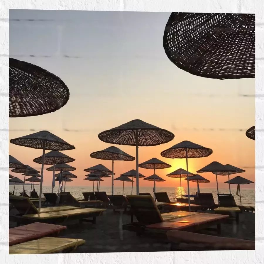 WallClassics Muursticker Strand met Ligbedden en Rieten Parasols 50x50 cm Foto op Muursticker