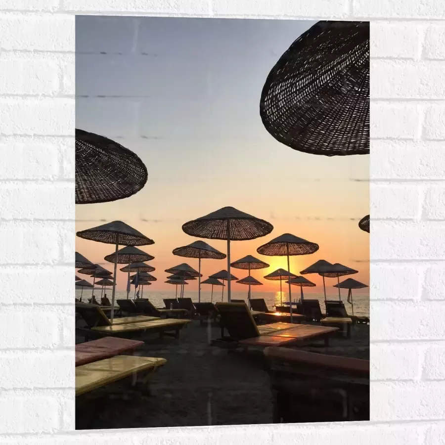 WallClassics Muursticker Strand met Ligbedden en Rieten Parasols 50x75 cm Foto op Muursticker