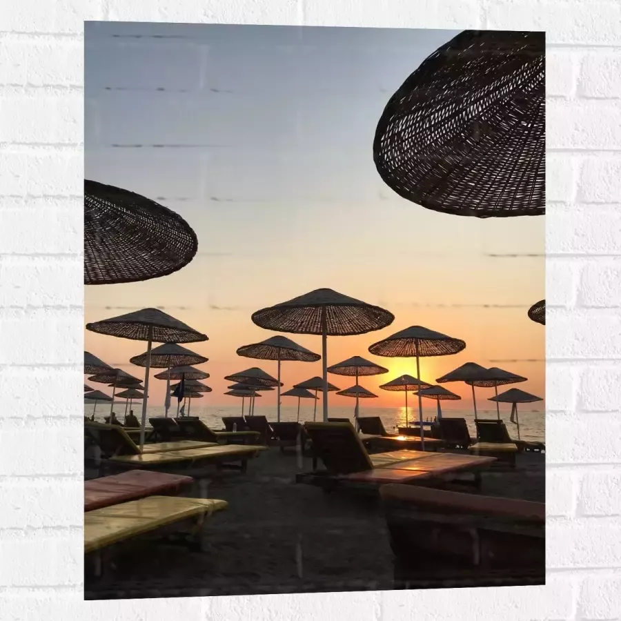 WallClassics Muursticker Strand met Ligbedden en Rieten Parasols 60x80 cm Foto op Muursticker