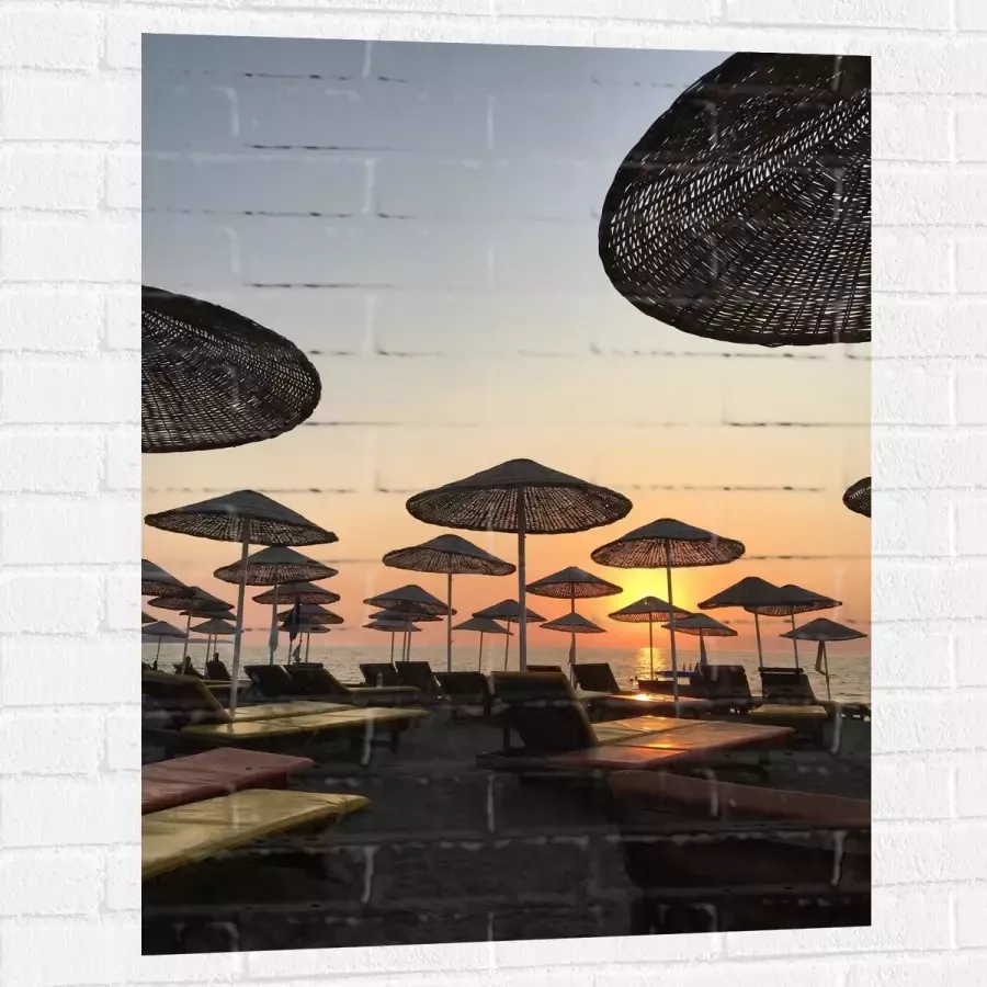WallClassics Muursticker Strand met Ligbedden en Rieten Parasols 75x100 cm Foto op Muursticker