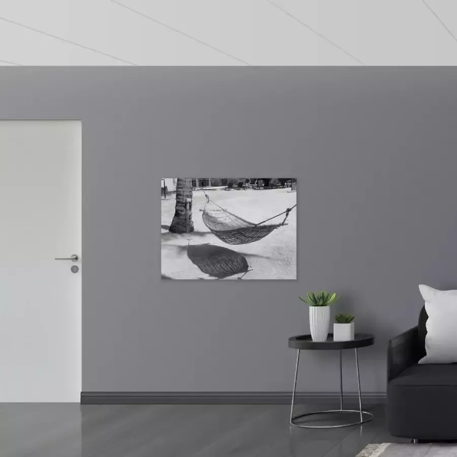 WallClassics Poster Glanzend – Hangmat op een Tropisch Strand Zwart Wit 100x75 cm Foto op Posterpapier met Glanzende Afwerking