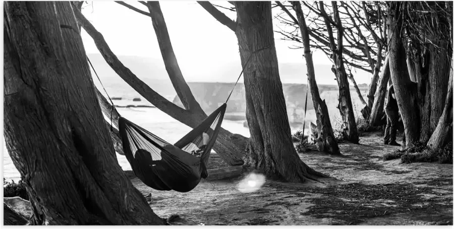 WallClassics Poster Glanzend – Hangmat tussen de Bomen Zwart Wit 100x50 cm Foto op Posterpapier met Glanzende Afwerking