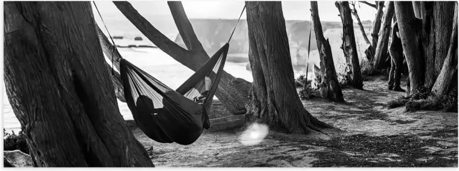 WallClassics Poster Glanzend – Hangmat tussen de Bomen Zwart Wit 120x40 cm Foto op Posterpapier met Glanzende Afwerking