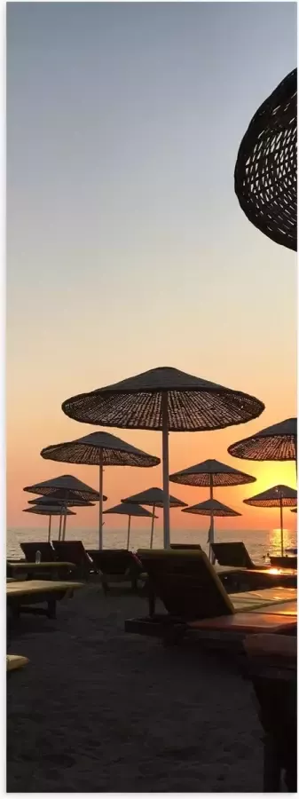 WallClassics Poster Glanzend – Ligbedden met Rieten Parasols aan het Strand in de Avondzon 20x60 cm Foto op Posterpapier met Glanzende Afwerking