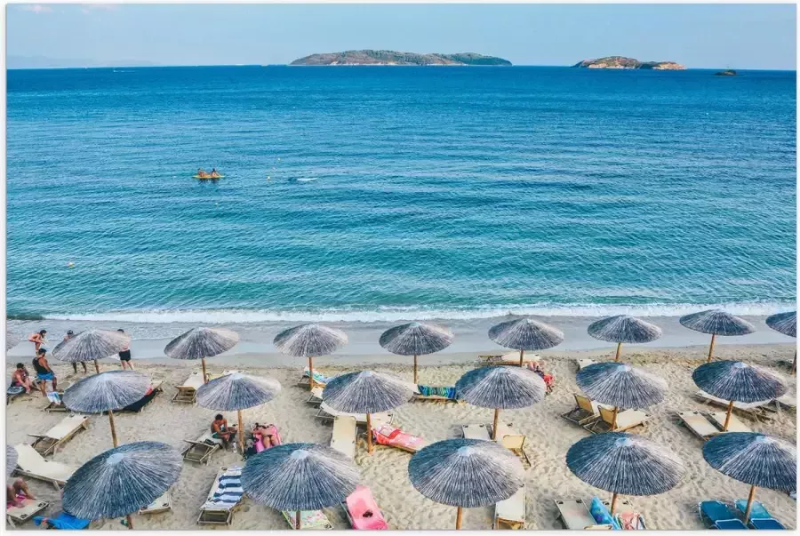 WallClassics Poster Glanzend – Rieten Parasols met Ligbedjes op het Strand 75x50 cm Foto op Posterpapier met Glanzende Afwerking